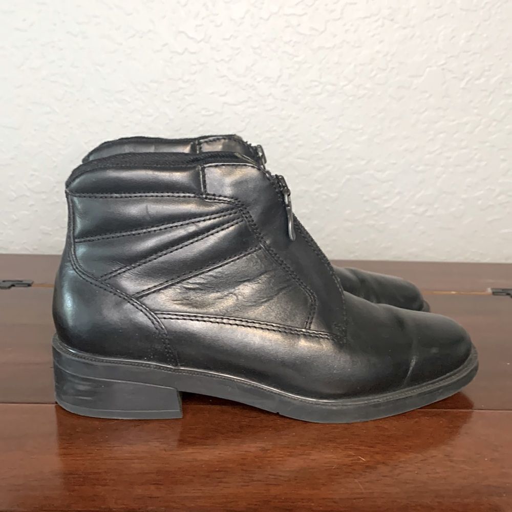 Boston Accent black zip up booties size 6‎